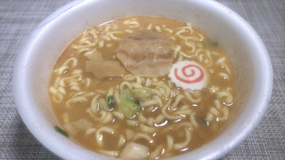 「明星 銀座 朧月監修 濃厚魚介豚骨ラーメン 大盛 カップ124g」のクチコミ画像 by 猫軍曹さん