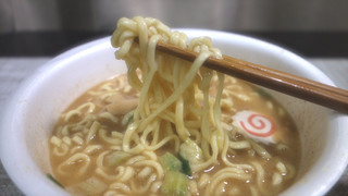 「明星 銀座 朧月監修 濃厚魚介豚骨ラーメン 大盛 カップ124g」のクチコミ画像 by 猫軍曹さん