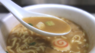 「明星 銀座 朧月監修 濃厚魚介豚骨ラーメン 大盛 カップ124g」のクチコミ画像 by 猫軍曹さん