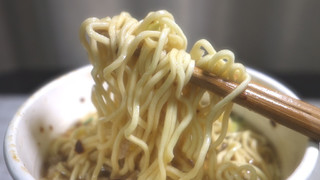 「エースコック 一度は食べたい名店の味 麺屋Hulu‐lu監修の一杯 行列必至の中華SOBA カップ93g」のクチコミ画像 by 猫軍曹さん