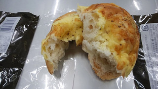 「ローソン ふんわりチーズパン ライ麦入り」のクチコミ画像 by ふじつぼだんきさん