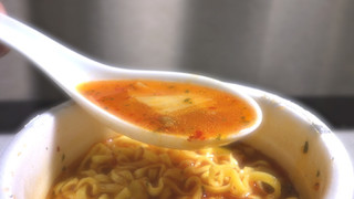 「サッポロ一番 カレーは飲み物。 赤い鶏カレー味ラーメン カップ99g」のクチコミ画像 by 猫軍曹さん