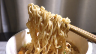 「日清 チキンラーメンビッグカップ から揚げレモン＆ペッパー カップ90g」のクチコミ画像 by 猫軍曹さん