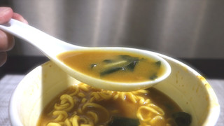 「エースコック 全国ラーメン店マップ 苫小牧編 味の大王 元祖カレーラーメン カップ100g」のクチコミ画像 by 猫軍曹さん