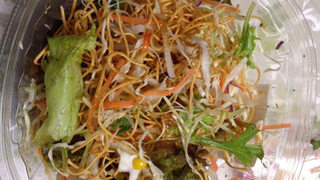 「セブン-イレブン くずして食べるパリパリ麺のサラダ」のクチコミ画像 by レビュアーさん