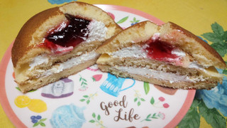 「Pasco たっぷりホイップパンケーキ ベリー＆ホイップ 袋1個」のクチコミ画像 by ぷりんタルトさん
