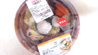 「セブン-イレブン 1日に必要とされる野菜1／2が摂れる鶏団子鍋」のクチコミ画像 by レビュアーさん