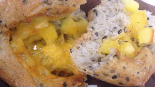 「ファミリーマート 黒ごまとチーズのライ麦パン」のクチコミ画像 by レビュアーさん