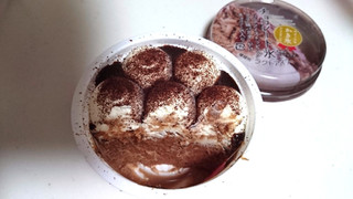 「赤城 スイーツなかき氷デコりました。 チョコレート氷 バニラアイストッピングココア味パウダーがけチョコソース入り カップ180ml」のクチコミ画像 by ゆっち0606さん