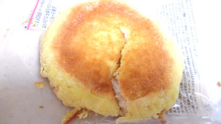 「ミニストップ MINISTOP CAFE バターが香るカリッとした平焼きメロンパン」のクチコミ画像 by レビュアーさん