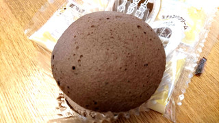 「ヤマザキ クリームを味わう生チョコクリームのスフレケーキ 袋1個」のクチコミ画像 by ピノ吉さん