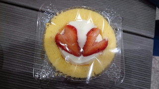 「ローソン Uchi Cafe’ SWEETS プレミアムロールケーキ いちごのせ」のクチコミ画像 by 綾小路綾子さん