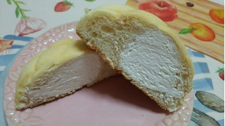 「神戸屋 ふわふわホイップのメロンパン 袋1個」のクチコミ画像 by 紫の上さん