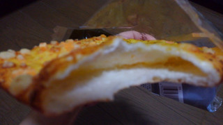 「ローソン 薄焼きチーズパン コーンポタージュ味」のクチコミ画像 by レビュアーさん