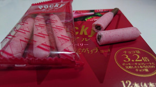 「江崎グリコ ポッキーダブル ストロベリー 箱4本×3」のクチコミ画像 by ゆっち0606さん