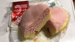 「ヤマザキ ストロベリーチーズ蒸しケーキ 福岡県産あまおう苺のジャム使用 袋1個」のクチコミ画像 by いあんさん