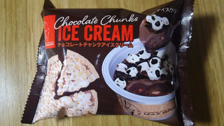 「セブン-イレブン マックス ブレナー チョコレートチャンクアイスクリーム」のクチコミ画像 by かいちまさん