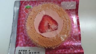 「ローソン プレミアムあまおう苺のロールケーキ」のクチコミ画像 by ゆっち0606さん