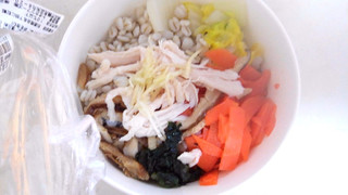 「ファミリーマート 蒸し鶏と野菜の生姜雑穀スープ」のクチコミ画像 by レビュアーさん