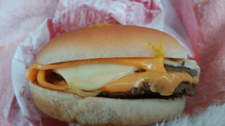 「マクドナルド チーズチーズダブルチーズバーガー」のクチコミ画像 by 紫の上さん