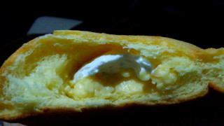 「ファミリーマート ファミマ・ベーカリー ふんわり食感のシュークリームみたいなパン カスタード＆ホイップ」のクチコミ画像 by レビュアーさん