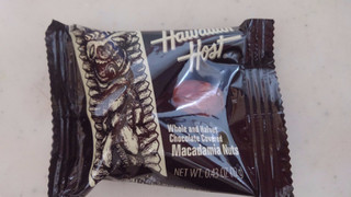 「ハワイアンホースト ティキ マカダミアナッツチョコレート スクエア 箱113g」のクチコミ画像 by レビュアーさん