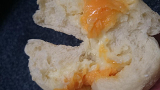 「ファミリーマート とろーりチーズの白いパン」のクチコミ画像 by 蕾んだﾏﾝﾏさん