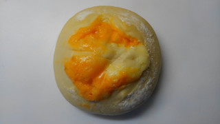 「ファミリーマート とろーりチーズの白いパン」のクチコミ画像 by レビュアーさん