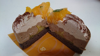 「ローソン Uchi Cafe’ SWEETS オレンジ＆ヘーゼルプラリネショコラケーキ」のクチコミ画像 by ゆっち0606さん