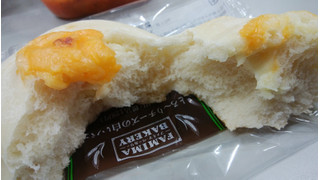 「ファミリーマート とろーりチーズの白いパン」のクチコミ画像 by しろねこエリーさん