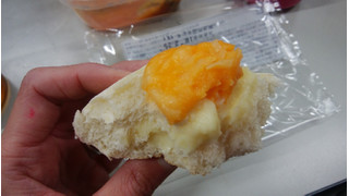「ファミリーマート とろーりチーズの白いパン」のクチコミ画像 by しろねこエリーさん