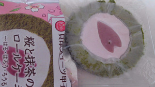 「ローソン 桜と抹茶のロールケーキ はる・はろう・ろうる」のクチコミ画像 by レビュアーさん
