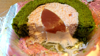 「ローソン 桜と抹茶のロールケーキ はる・はろう・ろうる」のクチコミ画像 by ピノ吉さん