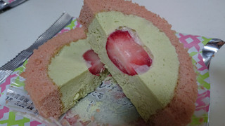 「ローソン プレミアム苺とピスタチオクリームのロールケーキ もういっこ苺トッピング」のクチコミ画像 by ゆっち0606さん