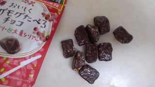 「森永製菓 おいしくモグモグたべるチョコ クランベリー 袋33g」のクチコミ画像 by レビュアーさん