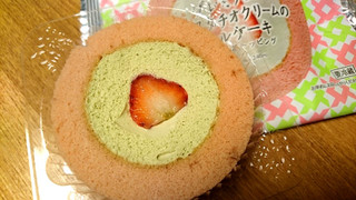 「ローソン プレミアム苺とピスタチオクリームのロールケーキ もういっこ苺トッピング」のクチコミ画像 by ピノ吉さん