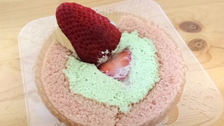 「ローソン プレミアム苺とピスタチオクリームのロールケーキ もういっこ苺トッピング」のクチコミ画像 by シモイケさん