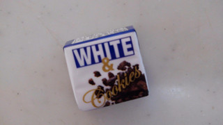 「チロル チロルチョコ ホワイト＆クッキー 1個」のクチコミ画像 by レビュアーさん