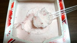 「ロッテ 爽 苺ヨーグルト風味 果肉入り カップ185ml」のクチコミ画像 by はまポチさん