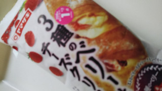 「ヤマザキ 三種のベリーとチーズクリームのパン 袋1個」のクチコミ画像 by レビュアーさん