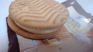 「セブンプレミアム バターが贅沢に香るクッキーサンド 塩キャラメル味 袋60g」のクチコミ画像 by レビュアーさん