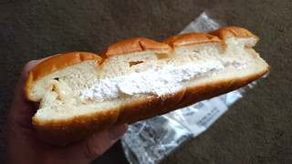 「ヤマザキ 北海道産練乳入りミルククリームパン 袋1個」のクチコミ画像 by むにーさん
