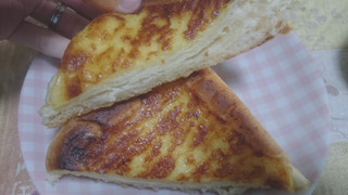 「ローソンストア100 おいしさプラスワン 5種のチーズパン」のクチコミ画像 by banさん