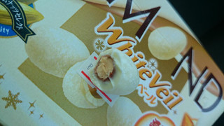 「明治 アーモンドチョコレート ホワイトベール 箱59g」のクチコミ画像 by 蕾んだﾏﾝﾏさん