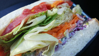 「ローソン 1食分の野菜が摂れるサンド 6種野菜と蒸し鶏サラダ」のクチコミ画像 by モーパパさん