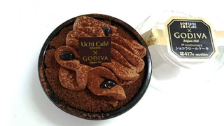 「ローソン Uchi Cafe’ SWEETS × GODIVA ショコラロールケーキ」のクチコミ画像 by ゆっち0606さん