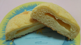 「ローソン チーズメロンパン 4種のチーズ入りクリーム」のクチコミ画像 by 紫の上さん