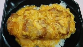 「ローソン まちかど厨房 とろーりたまごの厚切りロースカツ丼」のクチコミ画像 by 紫の上さん