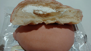 「ファミリーマート 白桃を味わうもちっとパン 白桃ジャム＆ホイップ」のクチコミ画像 by Emizabethさん