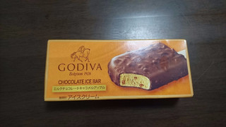 「ゴディバ チョコレートアイスバー ミルクチョコレートキャラメルアップル 箱1個」のクチコミ画像 by みほなさん